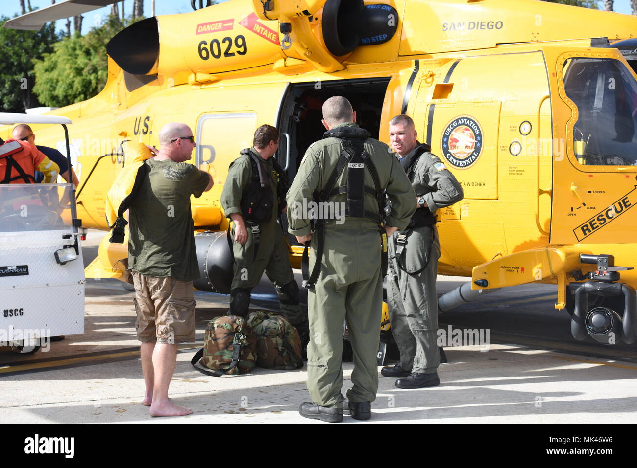 Eine Kreissäge Gespräche mit der Coast Guard Sektor San Diego MH-60T Jayhawk Helikopter Crew, die ihn an der Küstenwache Sektor San Diego November 6, 2017 gerettet. Der Mann wurde gerettet nach seinem 18-Fuß-Cuddy Cabin Boot begann auf dem Wasser 12 Meilen westlich von San Onofre State Beach, San Clemente, Kalifornien. (U.S. Coast Guard Foto von Petty Officer 2. Klasse Joel Guzman / freigegeben) Stockfoto