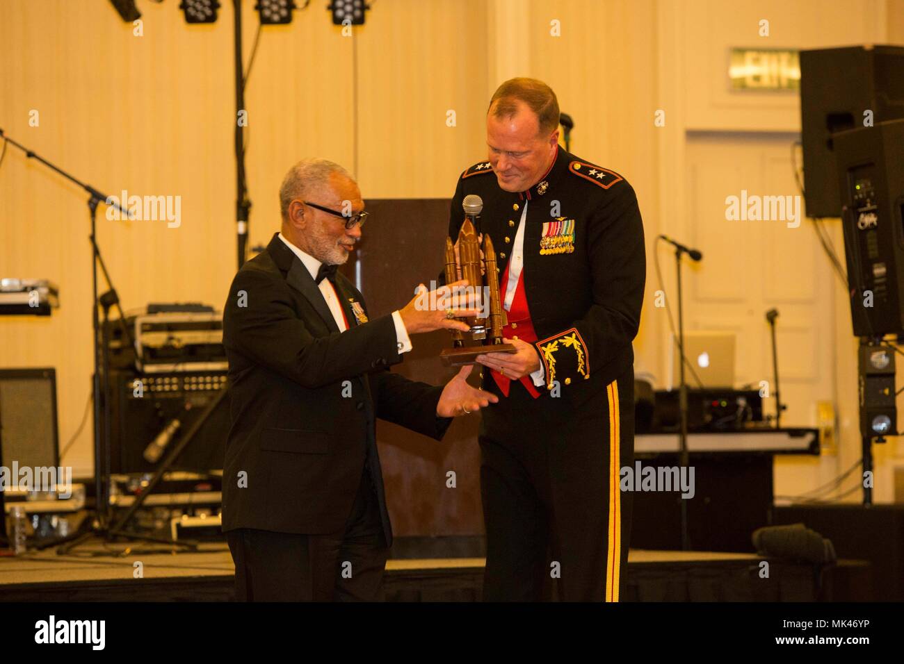 Pensionierte Generalmajor Charles F. Bolden jr., ehemaliger Administrator der National Aeronautics und Space Administration und ehemaliger Kommandierender General des 3. Marine Flugzeugflügel, erhält ein Geschenk von Generalmajor Mark R. KLUGE, Kommandierender General der 3. Marine Flugzeugflügel, während Marine Flügel Hauptsitz Squadron (MWHS) 3, Marine Corps 242nd Geburtstag ball Feier im Loews Coronado Bay Resort in San Diego, November 4, 2017. Dieses Ereignis ruft alle Marines die Kameradschaft, der Anreicherung zu feiern, und die Erfüllung der Wehrpflicht. (U.S. Marine Corps Foto von Cpl Joshua S. McAlpine/Freigegeben) Stockfoto