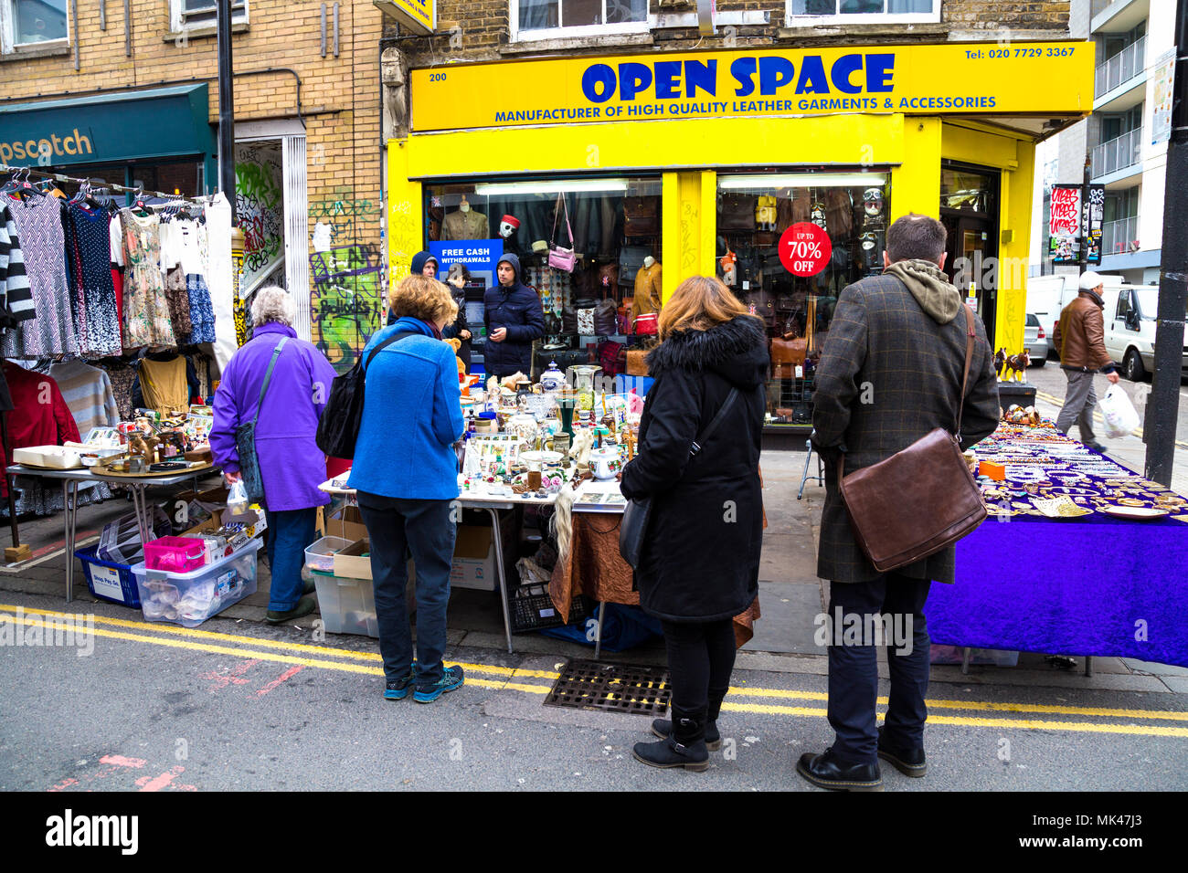 Leute an Ständen Antiquitäten in Brick Lane, London, Vereinigtes Königreich, Stockfoto
