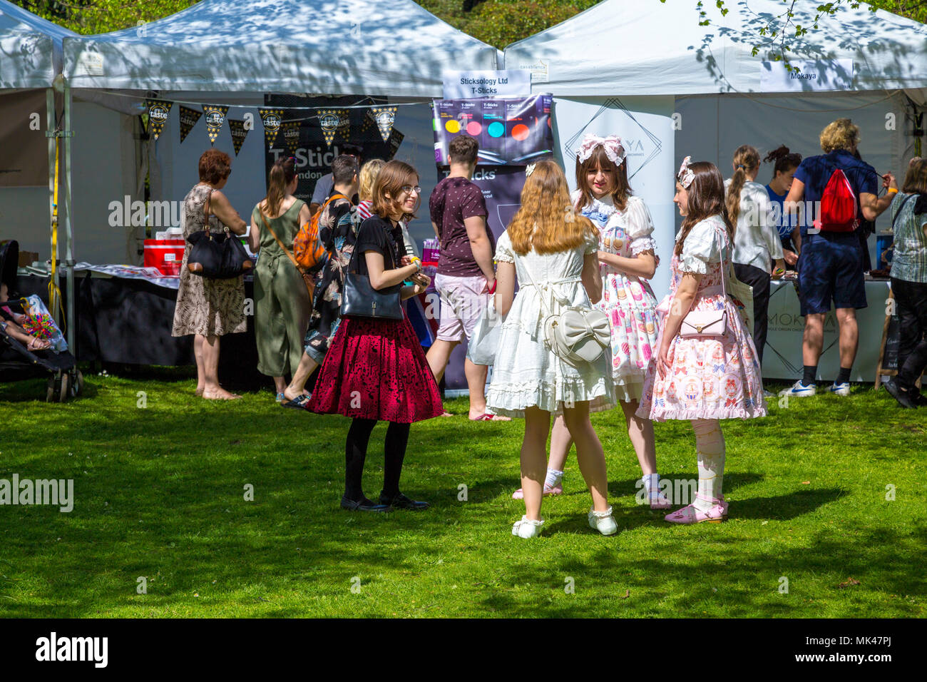 Gekleidet lolita Girls an der Fes-Tea-Val 2018 über nationale Kaffee Tag in Chiswick House & Gardens, London, UK Stockfoto