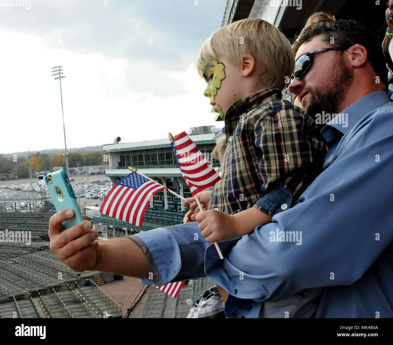 Vater und Sohn posieren für ein selfie vor dem Pferd Rennen auf Millionaires Row in der Churchill Downs in Louisville, Ky., während die Überlebenden Outreach Services Event vom 5. Während der Veranstaltung über 800 Familien der Männer und Frauen getötet, während ihr Land waren in der Lage, Gemeinschaft zu haben und gemeinsam Spaß haben beim Helfen, die Wunden zu heilen. Stockfoto