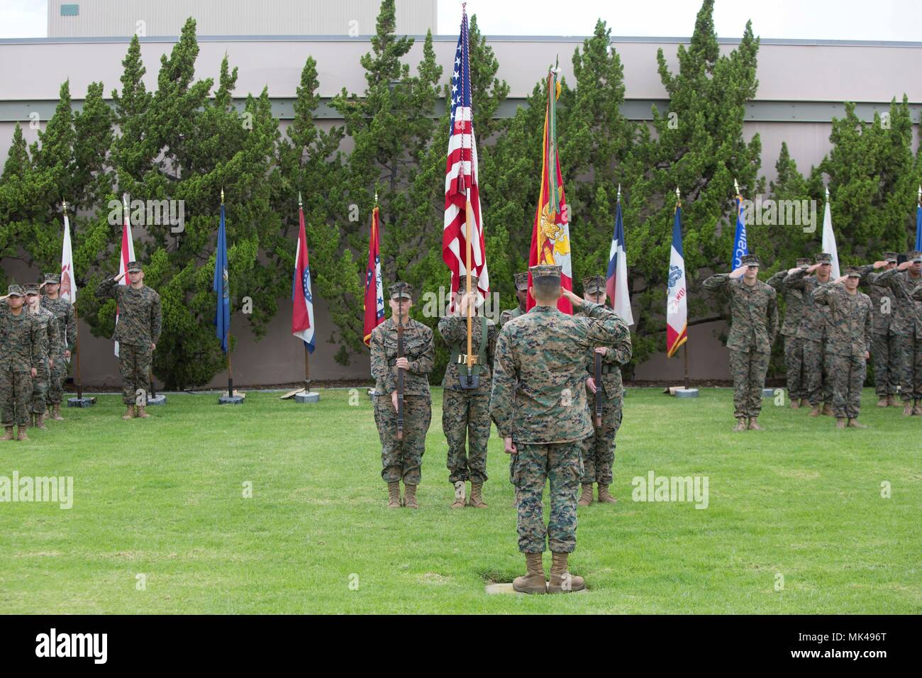 Us-Marines mit Marine Flügel Hauptsitz Squadron 3, 3 d Marine Flugzeugflügel (MAW), sowie der Sitz und die Hauptverwaltung Squadron, Marine Corps Air Station (WAB) Miramar, grüßen die Flagge während der 242Nd Marine Corps Birthday Cake Cutting" auf der MCAS Miramar, San Diego, Calif., Nov. 7, 2017. Die Marines von 3d-MAW und MCAS Miramar versammeln sich auf dem Rasen vor jedes Jahr während der birthday cake Cutting, um Geburtstag das Marine Corps" zu gedenken. (U.S. Marine Corps Foto von Cpl. Joshua S. McAlpine) Stockfoto