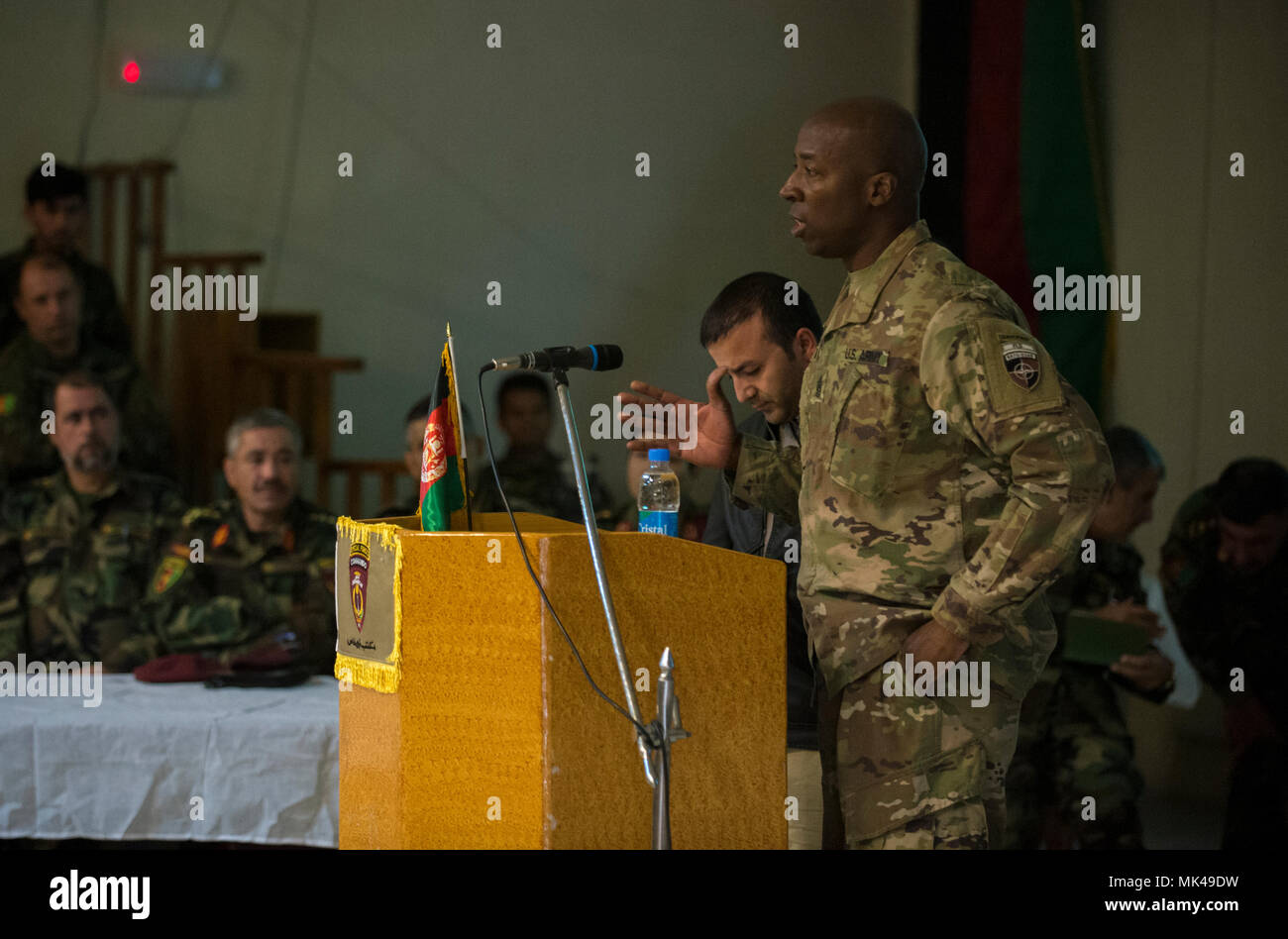 Command Sgt. Maj. David Clark, NATO-Soldaten der entschlossenen Unterstützung Senior Advisor, Adressen der Special Forces klasse Absolventen des 19 Special Forces Qualifikation Kurs am Lager Juilen, November 8, 2017. Die Special Forces bieten spezielle Aufklärung und direkte Aktion die Afghan National Army Special Operations Command. (U.S. Air Force Foto von älteren Flieger Sean Carnes) Stockfoto