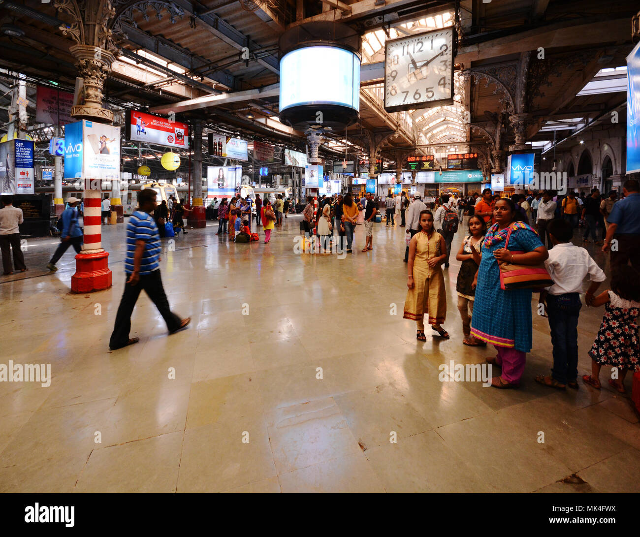 Pendler im Chhatrapati Shivaji Terminus, Mumbai, Indien Stockfoto