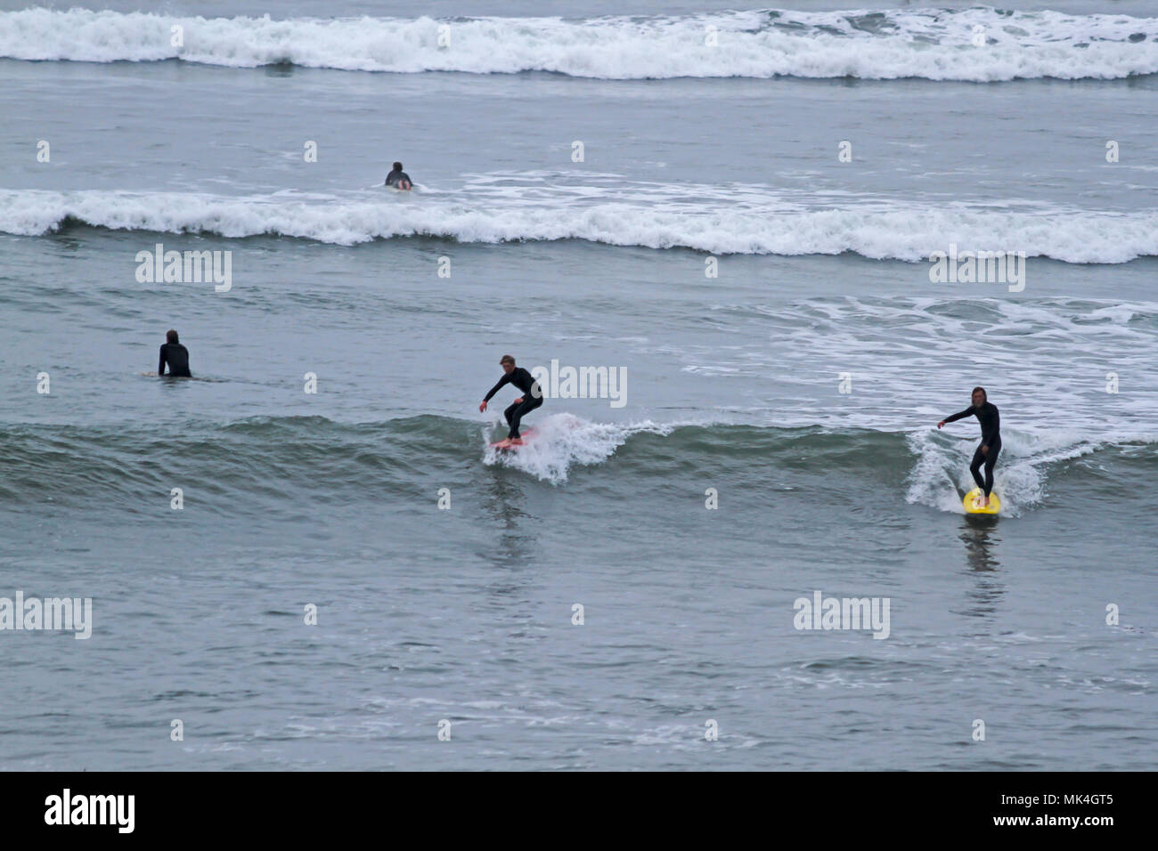 Surfer auf dem Cowell Strand am frühen Abend, Santa Cruz, Kalifornien, USA Stockfoto