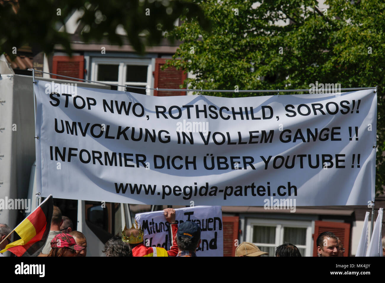 Rechtsextreme Demonstranten Tragen Eine Fahne Die Neue Weltordnung Soros Liest Migration Exchange Ist In Vollem Gange Informieren Sie Sich Auf Youtube Rund 300 Menschen Von Rechten Organisationen Protestierten In Der Stadt Kandel
