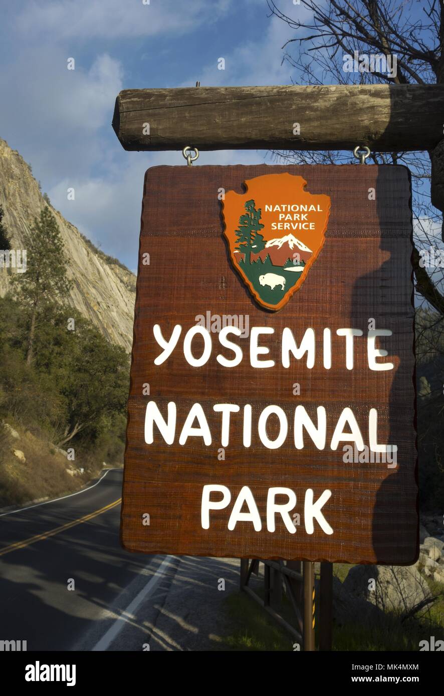 Eintrittstisch Schild US National Parks Logo El Portal Yosemite National Park an der California State Route 140 Stockfoto
