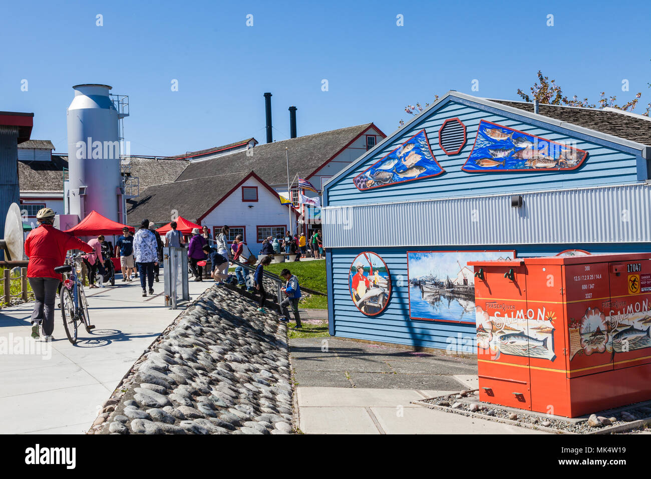Touristen und Einheimische Zuschauer in Richtung Veranstaltungsort neben einem Fisch Konservenfabrik in Steveston, British Columbia. Stockfoto