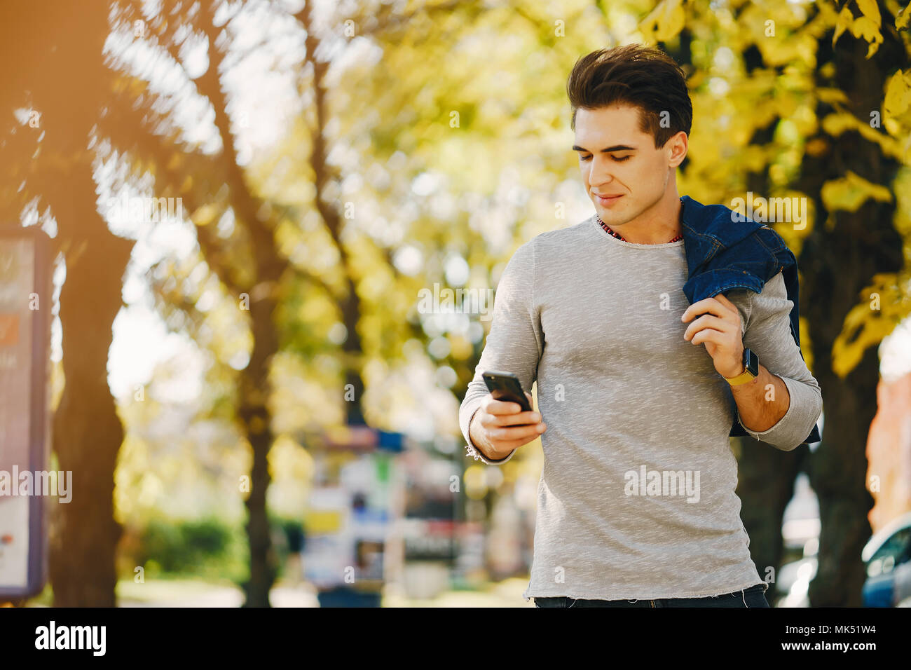 Stilvolle Kerl in der Stadt Stockfoto