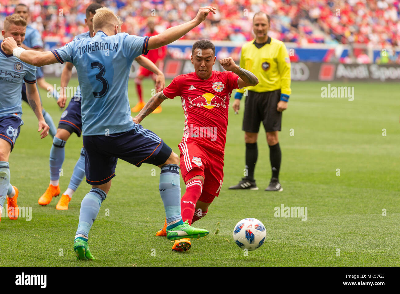 Harrison, NJ - 5. Mai 2018: Alejandro Romero Gamarra Kaku (10) von New York Red Bulls & Anton Tinnerholm NYCFC (3) der Kampf um den Ball während der regulären MLS Spiel bei Red Bull Arena Red Bulls gewann 4 - 0 Stockfoto