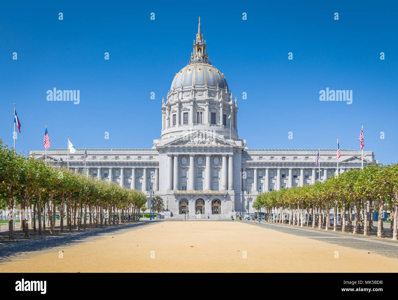 Klassische Ansicht der historischen San Francisco City Hall, der Sitz der Regierung für die Stadt und die Grafschaft von San Francisco, Kalifornien, USA, an einem sonnigen Tag, USA Stockfoto