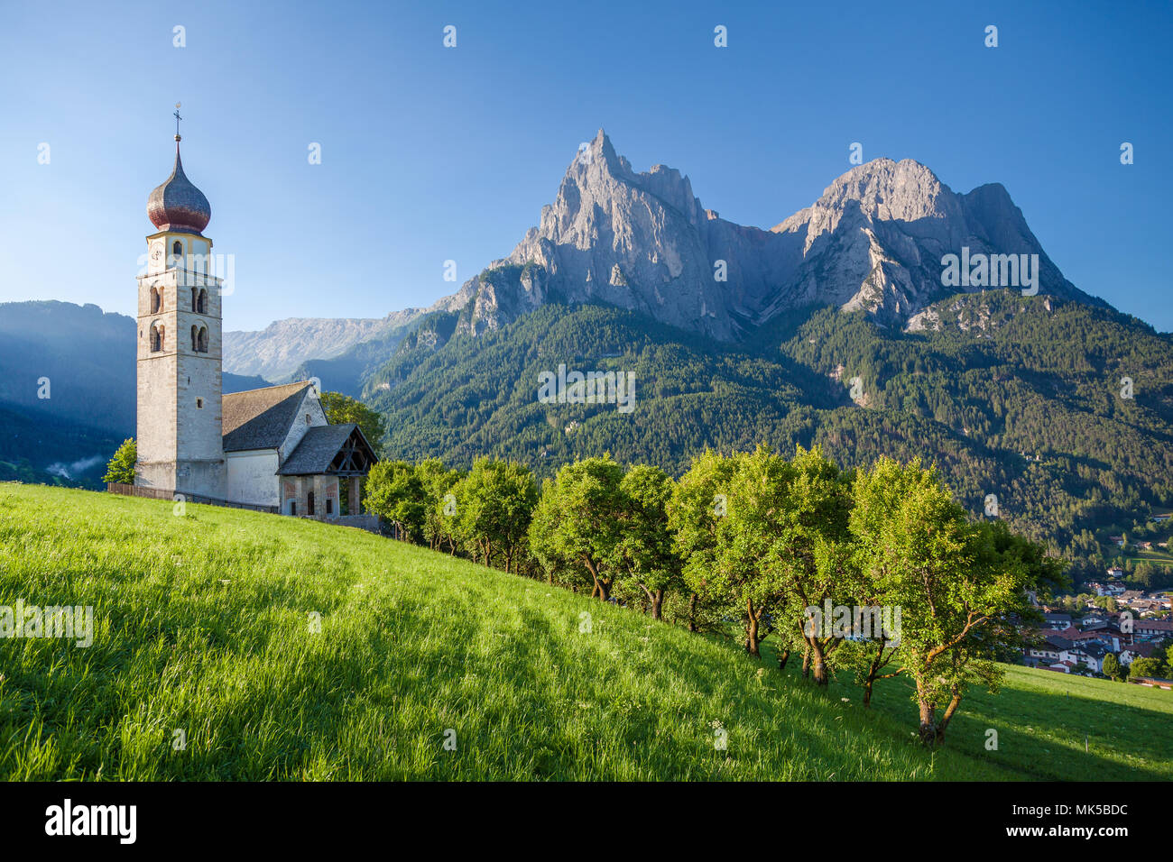 Idyllische Berglandschaft der Dolomiten mit St. Valentin Kirche und berühmten Mount Schlern im schönen Morgenlicht bei Sonnenaufgang, Südtirol, Italien Stockfoto