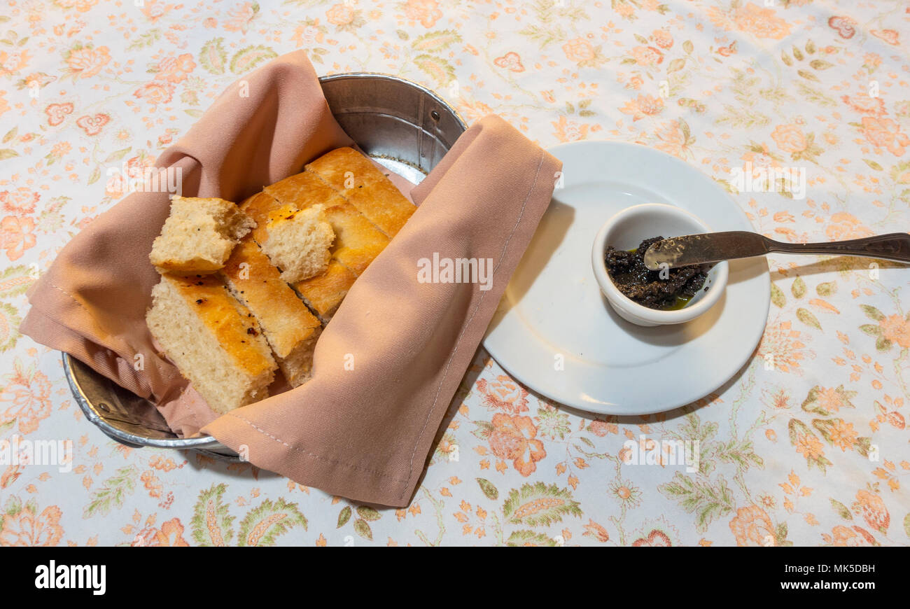 Ein Korb mit frischem Brot mit Knoblauch Olivenöl verbreitet Stockfoto