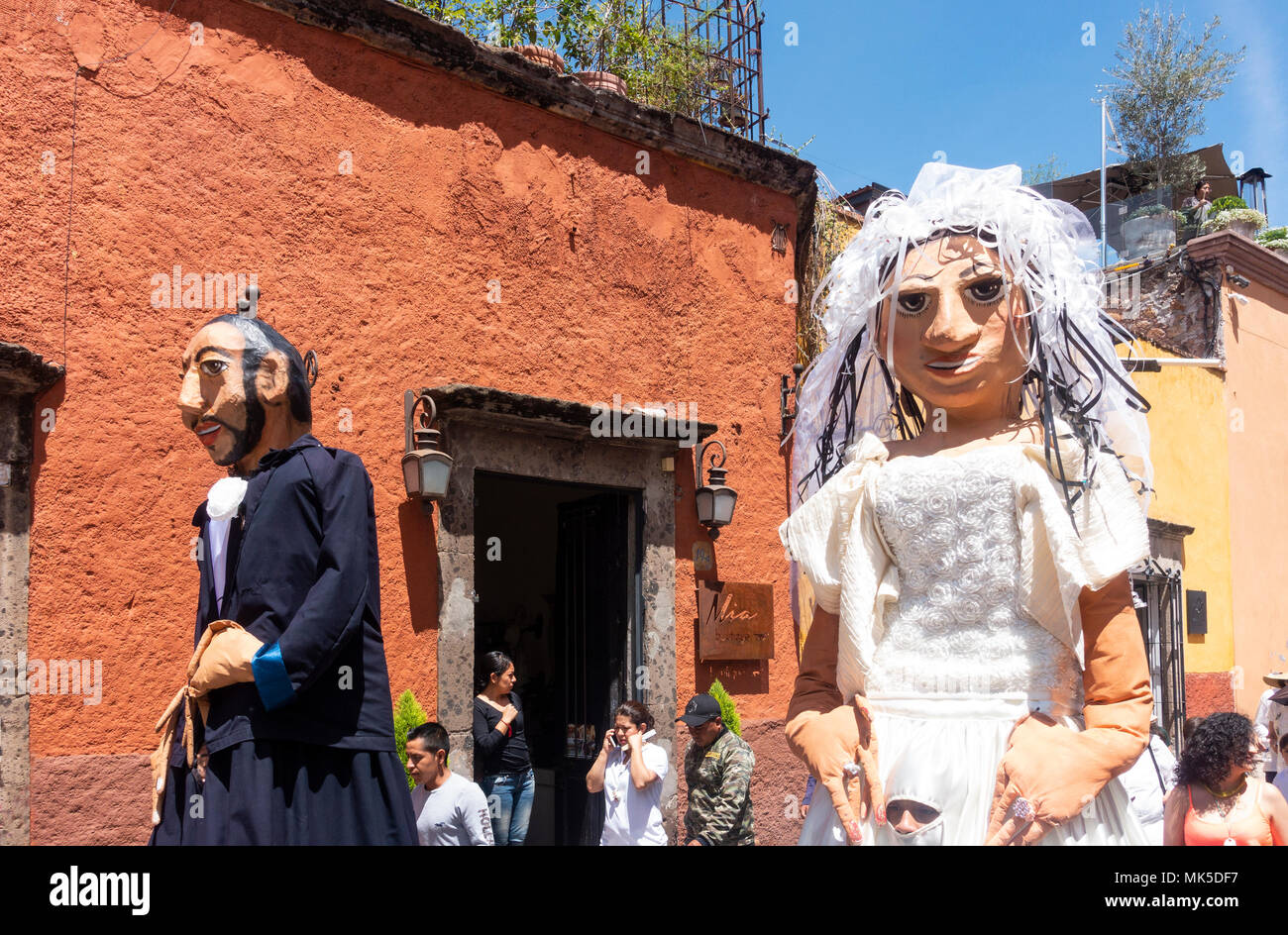 In San Miguel de Allende, eine Parade mit zwei mojigangas, riesige Marionetten Stockfoto