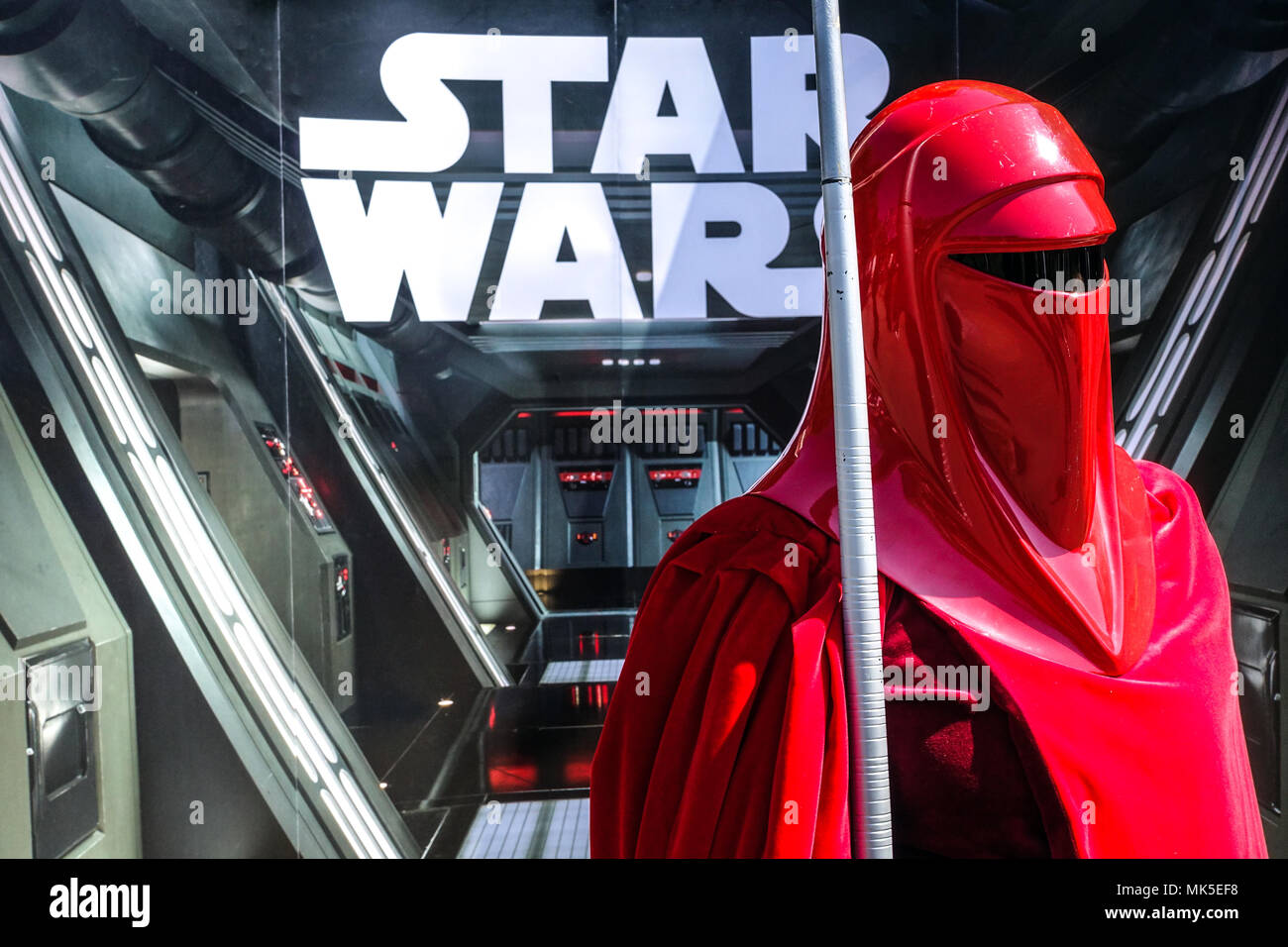 Star Wars Maske, ein Porträt von Royal Guard Soldat, Prag, Tschechische Republik Stockfoto