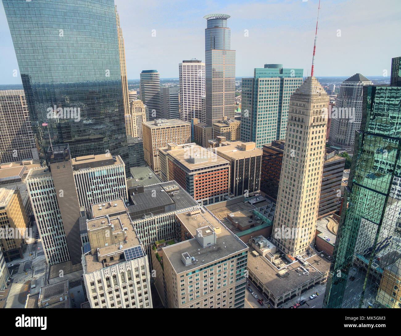 Minneapolis, Minnesota Skyline von oben durch die Drohne im Frühjahr gesehen Stockfoto