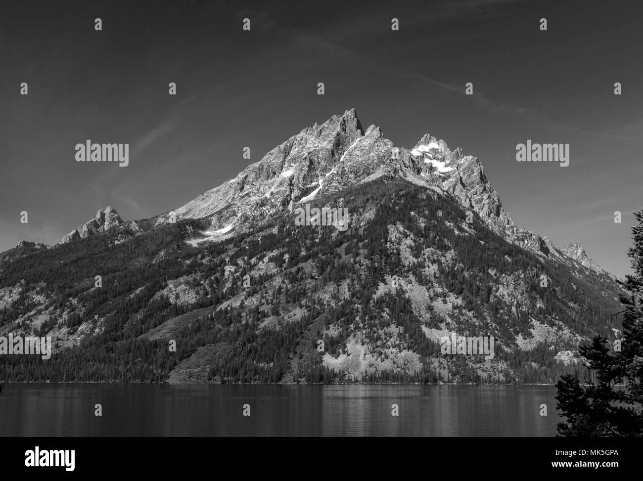Majestätische Berge Peak mit See unter Himmel. Schwarz und Weiß. Stockfoto