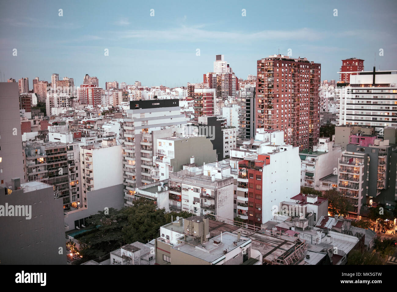 Blick auf die Skyline von Palermo vom 18. Stock aus einem Wohnturm Gebäude in der Innenstadt von Palermo, Buenos Aires, Argentinien. Apr 2018 Stockfoto
