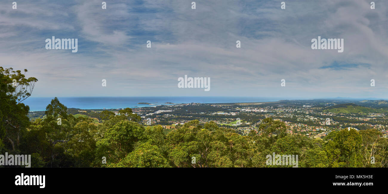 Ein beeindruckendes Panorama über Coffs Harbour von Sealy Lookout an einem strahlenden Herbsttag, New South Wales, Australien, Südpazifik Stockfoto