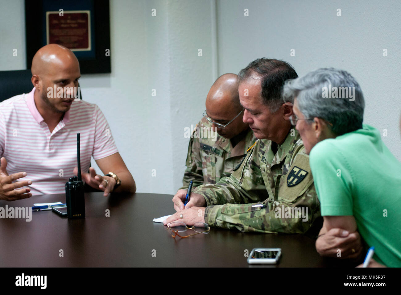 Us-Armee Brig. Gen. Jose J. Reyes, stellvertretender Adjutant General, Puerto Rico Joint Force Headquarters, San Juan, Puerto Rico, hört sich die Anliegen der Naguabo Bürgermeister Noe Marcano Rivera, links, bei Naguabo Rathaus, 9. November 2017. Reyes ist der Dual Status Kommandant während der Hurrikan Maria Hilfsmaßnahmen in Puerto Rico und Met mit Stadtbeamten die Bedürfnisse der Stadt zu identifizieren, um einen Aktionsplan, der dazu beitragen wird, den Bedürfnissen der Bürger gerecht werden. (U.S. Army National Guard Foto: Staff Sgt. Armando Vasquez/Freigegeben) Stockfoto