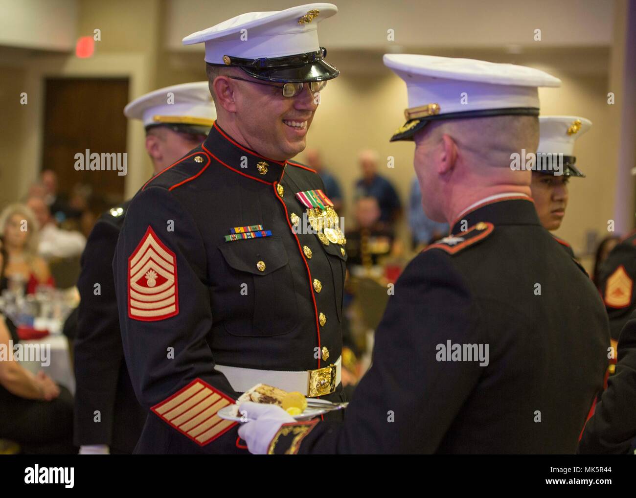 Master Gunnery Sergeant Shane H Maria Die Alteste Marine Vorhanden Nimmt Ein Stuck Von Der Geburtstagstorte Im Laufe Des 6 Marine Corps Bezirk 242nd Marine Corps Ball Im Omni Hotel Hilton Head