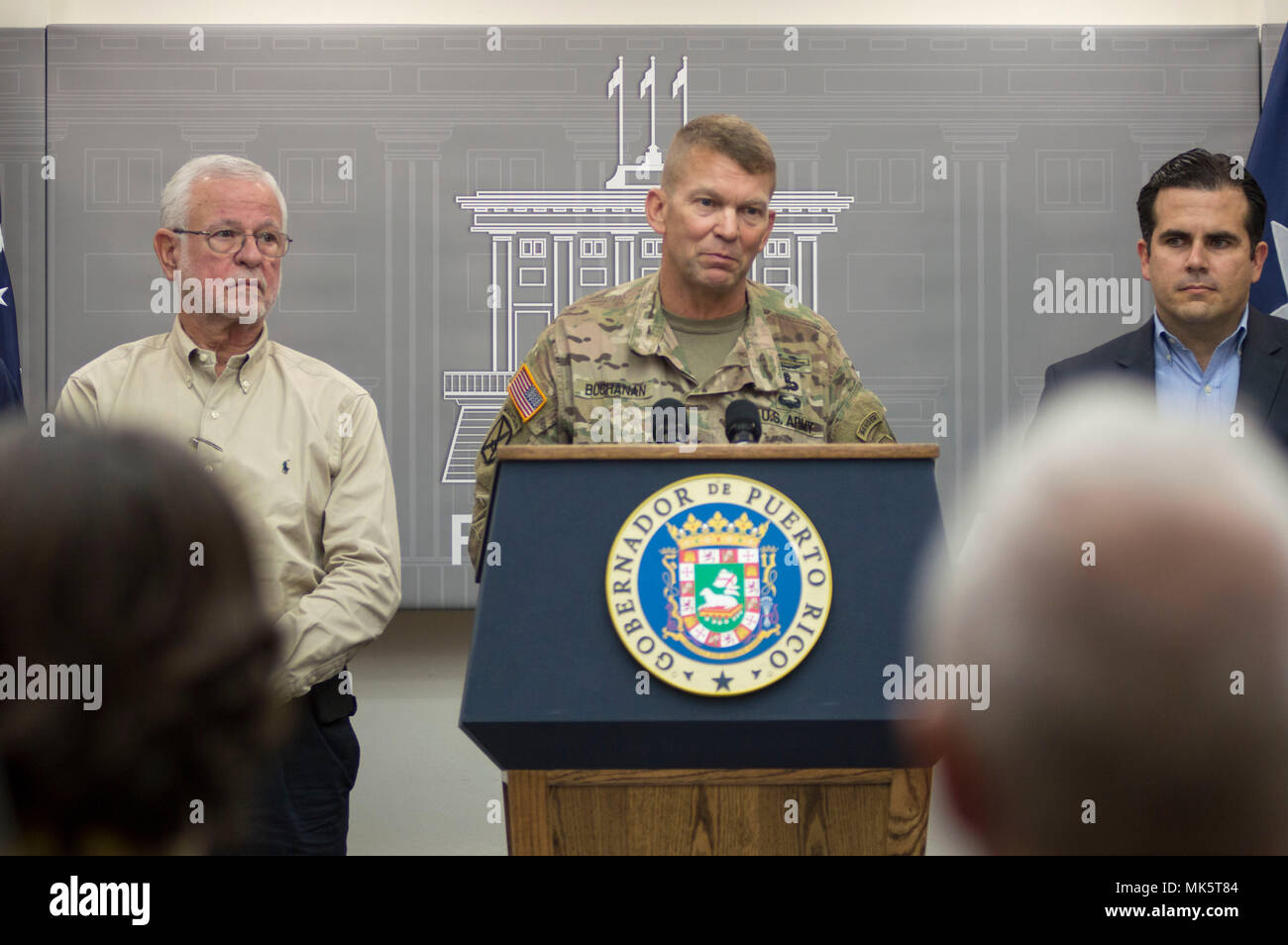 SAN JUAN, Puerto Rico - Generalleutnant Jeffrey S. Buchanan Adressen der Medien auf einer Pressekonferenz von Gouverneur Ricardo Rosselló hier, 10. November 2017 statt. Buchanan und Rosselló gemeinsam angekündigt der Übergang von der Reaktion auf die Verwertung in Puerto Rico. Diese Verschiebung signalisiert eine Veränderung aus dem aktiven Dienst in den Streitkräften zu National Guard, der U.S. Army Reserve unter dem Kommando von Brig. Gen. Jose Reyes. (U.S. Armee Foto vom Kapitän Joseph E. Brooks, 65 Drücken Sie Camp Headquarters) Stockfoto