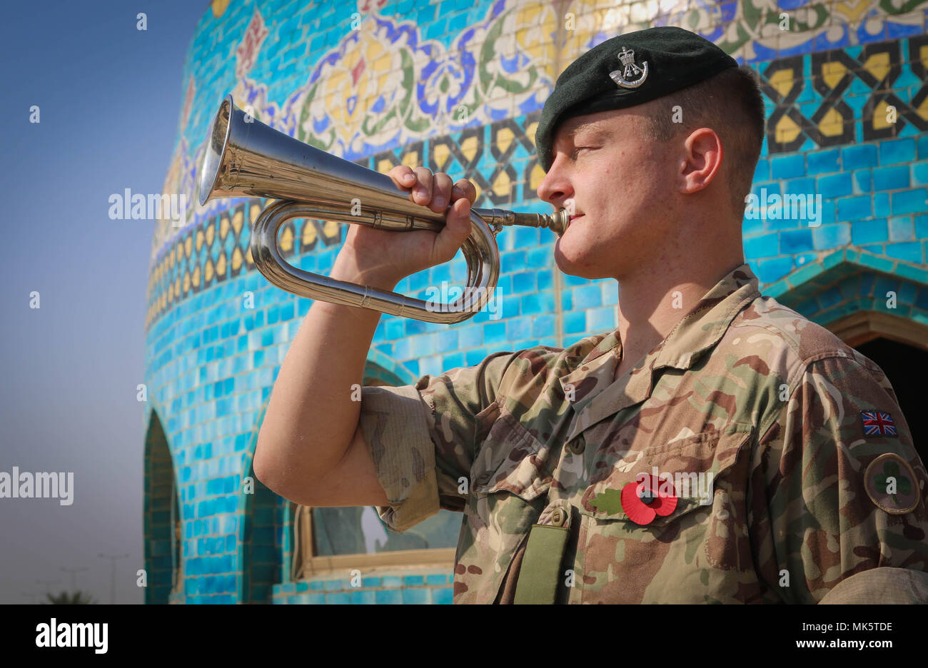 Rifleman Callum Collings, 23 aus Essex, des zweiten Bataillons der Gewehre, spielt den letzten Post, als britische Soldaten im Irak mark Armistice Day in Bagdad, Nov. 11, 2017. Vor genau 100 Jahren britische Truppen waren in der Stadt während der MESOPOTAMISCHEN Kampagne des Ersten Weltkriegs. Heute ist die UK ist ein führendes Mitglied der internationalen Koalition, die Ausbildung und Ausrüstung der irakischen Sicherheitskräfte im Kampf gegen die ISIS. (US Army Foto von Sgt. Von Marie Donato) Stockfoto