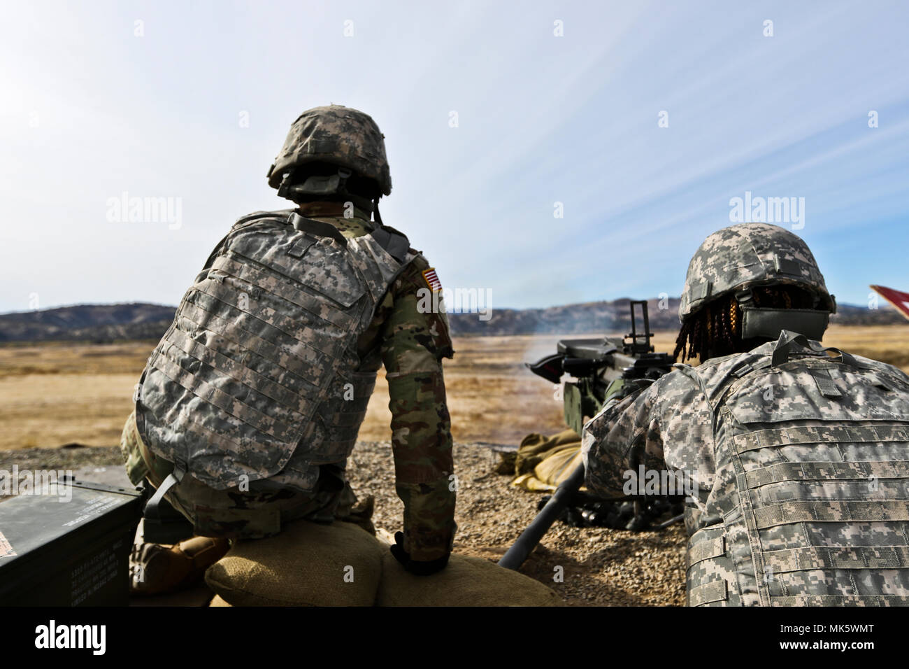 U.S. Army Reserve SPC. Ashley Jenkins, Supply Specialist, 324 Expeditionary Signal Battalion, Brände eine Markierung 19 40 mm Granate Maschinengewehr als Sgt. Kavina Sullivan, automatisierte Logistik Spezialist, 324 ESB, fungiert als Assistant gunner während des Betriebs Cold Steel II, von dem 79 Theater Sustainment Command am Fort Hunter Liggett, Calif., Nov. 12, 2017 gehostet wird. Betrieb Cold Steel ist der US-Armee finden Crew - Serviert Waffen Qualifizierung und Validierung Übung, um zu gewährleisten, dass America's Army Reserve Einheiten und Soldaten ausgebildet sind und bereit, auf kurze bereitstellen - Bekanntmachung als Teil bereit, Kraft X und br Stockfoto