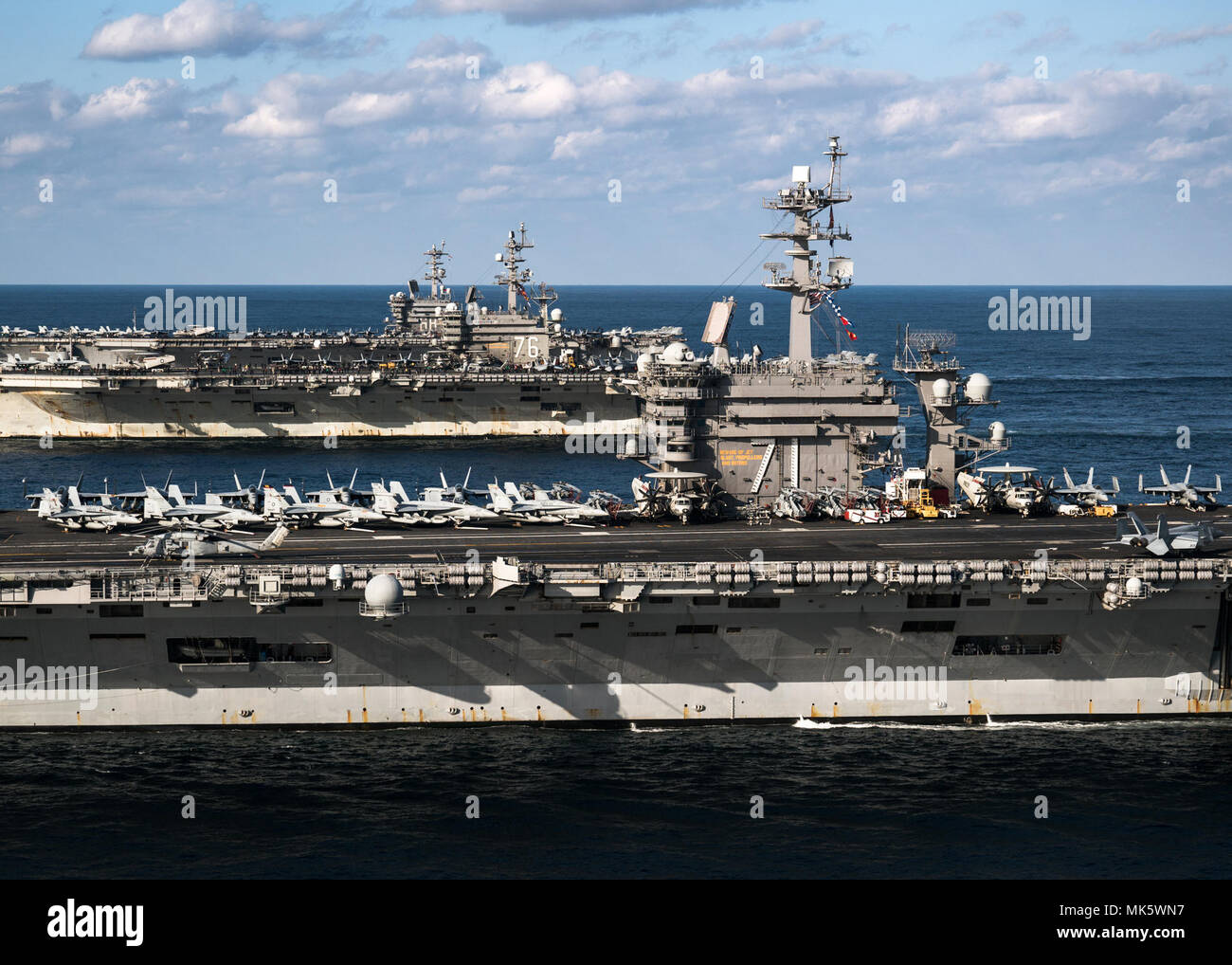 171112-N-TQ 088-1783 WESTERN PACIFIC (Nov. 12, 2017) Der Flugzeugträger USS Ronald Reagan (CVN 76), USS Theodore Roosevelt (CVN 71) und USS Nimitz (CVN 68) Transit im Westpazifik. Der Streik Gruppen sind im Gange, und die Durchführung von Operationen in internationale Gewässer als Teil eines 3-carrier Strike force Übung. Die US-Marine hat die Indo-Asia pazifischen Region routinemäßig für mehr als 70 Jahre Förderung der regionalen Sicherheit, Stabilität und Wohlstand patrouillierte. (U.S. Marine Foto von Leutnant Aaron B. Hicks/Freigegeben) Stockfoto