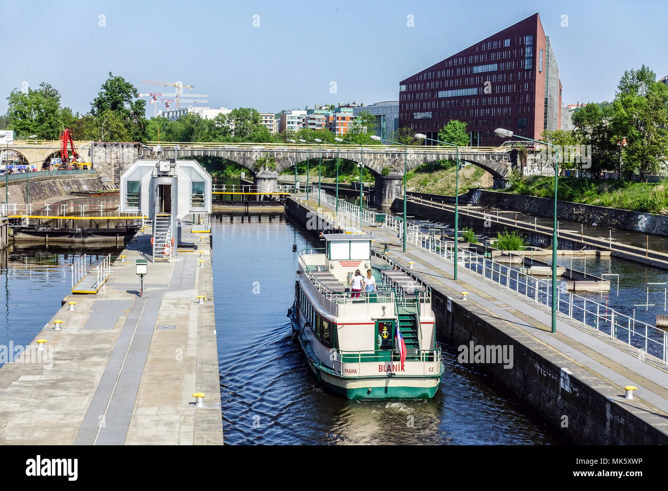Boot vorbei, Stvanice lock auf der Moldau, Hintergrund Karlin Prag, Tschechische Republik Stockfoto
