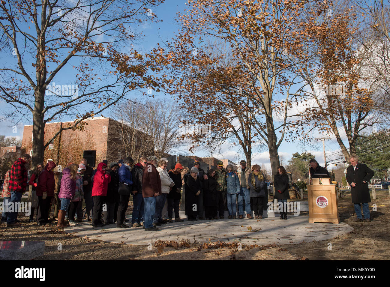 Gold Star Familie Mitglieder versammeln sich für einen Moment der Stille während einer Gold Star Familien Denkmal Einweihung in Center Park an der Norwich Universität, Northfield, Vt, Nov. 10, 2017. Dieses neue Denkmal errichtet zu Ehren und gefallenen Militärs Mitglieder, die das ultimative Opfer gemacht haben. (Us Air National Guard Foto von Master Sgt. Sarah Mattison) Stockfoto