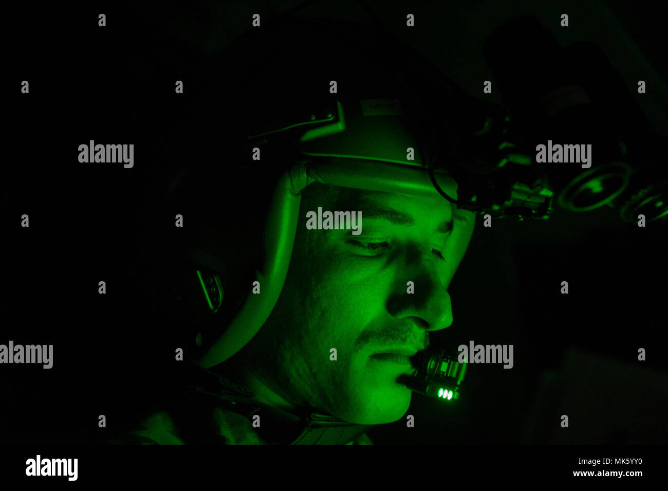 Us Air Force 1 Lt Andrew Hart, C-17 Globemaster III Pilot, Expeditionary 816th Airlift Squadron Kontrollen Navigation Ausrüstung in Blackout Bedingungen nach der Landung an einem unbekannten Ort während der Durchführung der Bekämpfung der Luftbrücke Operationen für die US- und Koalitionstruppen im Irak und in Syrien zur Unterstützung der Operation inhärenten Lösen, Nov. 11, 2017. Der C-17 ist in der Lage, rasche strategische Bereitstellung von Truppen und alle Arten von Fracht zu Grundlagen der gesamten US Central Command Verantwortungsbereich. Die Flugzeuge ausgestattet werden können taktischer Lufttransport, airdrop und medizinischem wie Missionen r Stockfoto