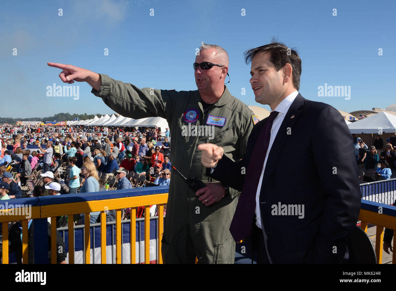 PENSACOLA, Florida (Nov. 10, 2017) - Commander, Naval Air Station (NAS) Pensacola, Kapitän Christopher Martin, erklärt Antenne Manöver der US-Senator Marco Rubio (R-FL), während der 2017 Naval Air Station (NAS) Pensacola Blue Angels Homecoming Airshow, 07.11.10. (US Navy Foto von Greg Mitchell/NAS Pensacola Public Affairs Office) Stockfoto