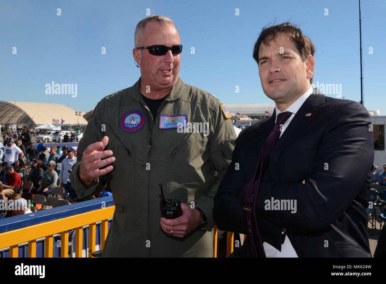 PENSACOLA, Florida (Nov. 10, 2017) - Commander, Naval Air Station (NAS) Pensacola, Kapitän Christopher Martin, erklärt Antenne Manöver der US-Senator Marco Rubio (R-FL), während der 2017 Naval Air Station (NAS) Pensacola Blue Angels Homecoming Airshow, 07.11.10. (US Navy Foto von Greg Mitchell/NAS Pensacola Public Affairs Office) Stockfoto