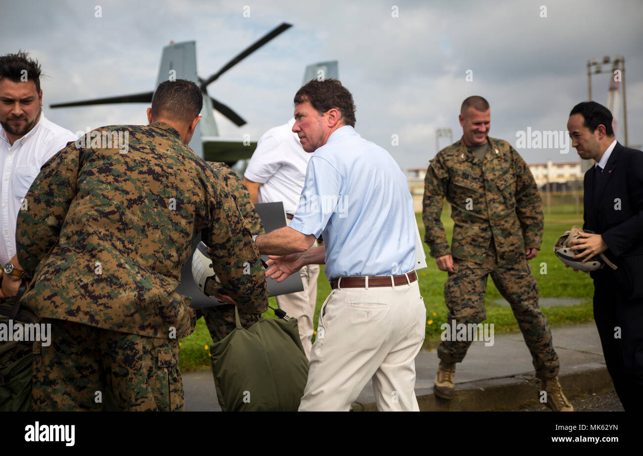 William Hagerty, US-Botschafter in Japan, nimmt seine kranial auf Lager Schwab, Okinawa, Japan, 14. November 2017 Anreise nach Fliegen in einem MV-22 B Osprey zu Marine Medium Tiltrotor Squadron 262 befestigt. Hagerty besuchte der Präfektur Okinawa, wo er mit der japanischen Regierung und US-Militärs. VMM-262 gehört zur Marine Flugzeuge Gruppe 36, 1 Marine Flugzeugflügel, die in Okinawa, Japan stationiert ist. (U.S. Marine Corps Foto von Lance Cpl. Andy Martinez) Stockfoto