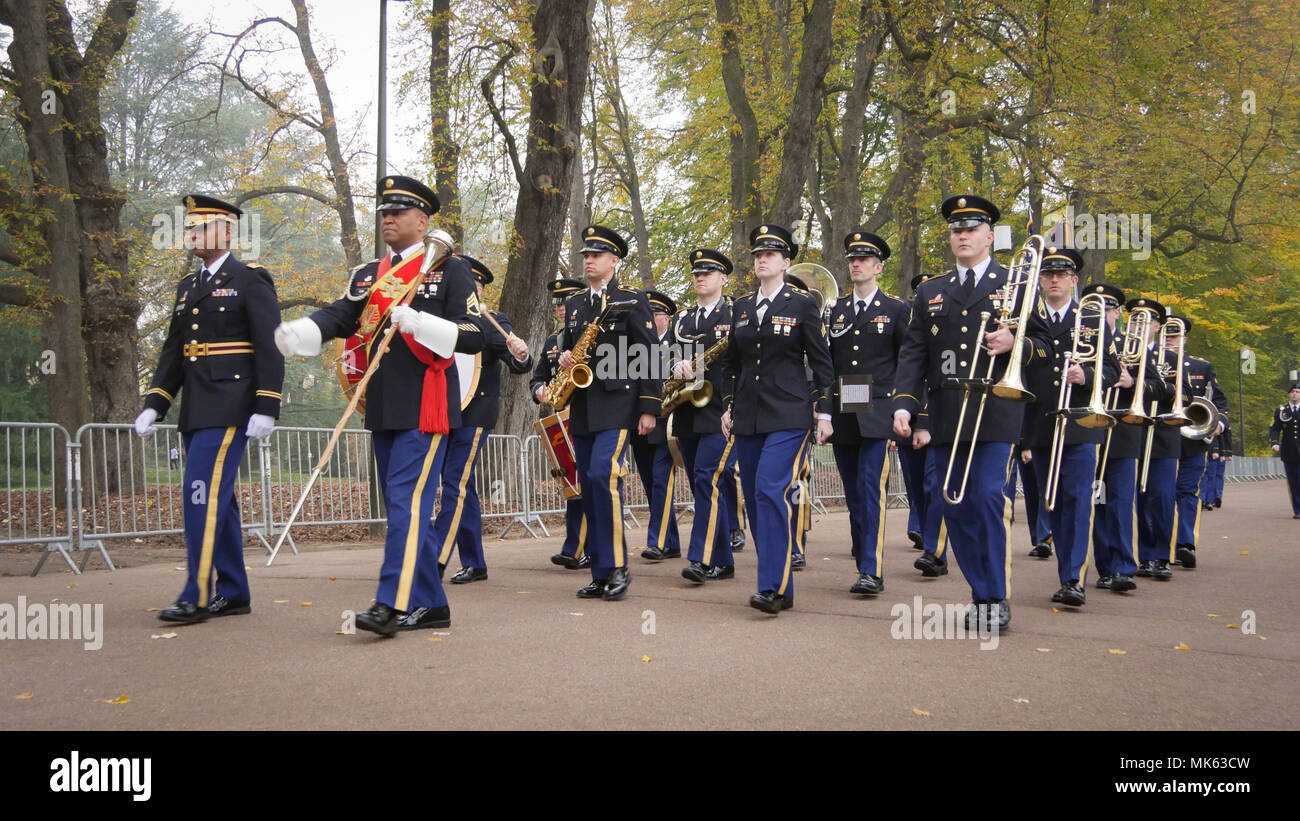 Die US-Armee Europa zeremonielle Band, unter der Leitung von Oberstleutnant Dwayne Milburn, Märsche auf die zeremoniellen Ort im Parc de la Tête d'Or in Lyon, Frankreich. (U.S. Armee Foto von Sgt. Valerie Avila, freigegeben) Stockfoto