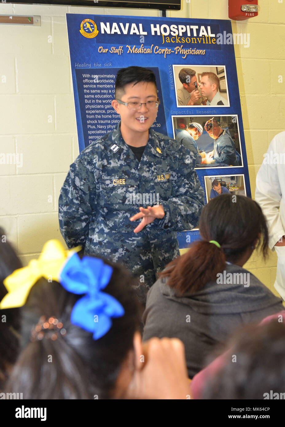Das Marinekrankenhaus Jacksonville ist eine medizinische Behandlungseinrichtung der US Navy, die medizinische Ausbildung anbietet. Familienmedizinische Facharztprogramme Schulen Arzte in der umfassenden Grundversorgung. Das Archivbild dokumentiert einen Arzt, der während der S2M2-Kickoff-Veranstaltung am 14. November 2017 Schüler der 9. Und 10. Klasse an der Darnell-Cookman School of the Medical Arts adressiert. Stockfoto