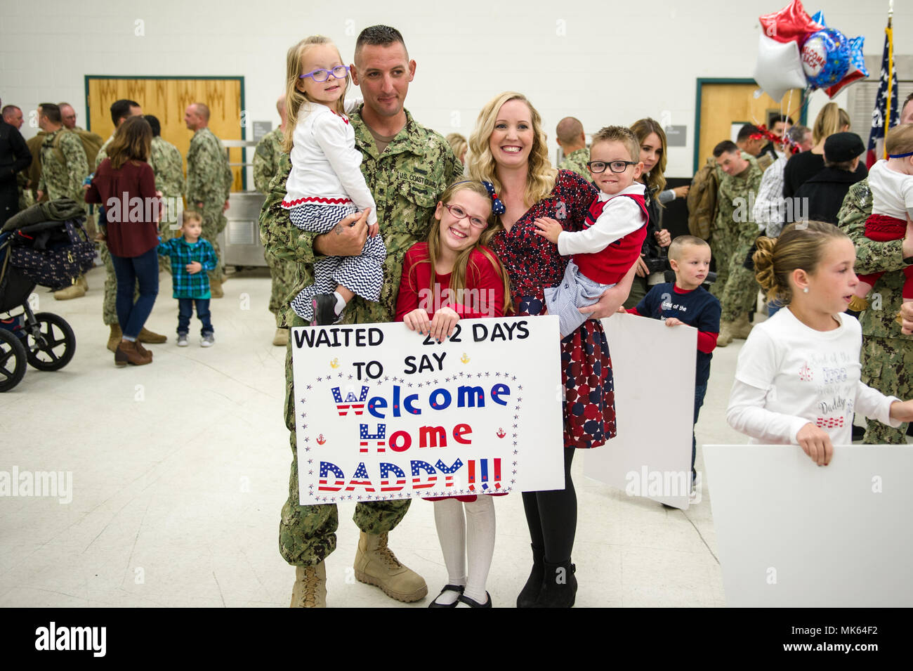 Mitglieder der Port Security Unit 305 zurück von Bereitstellung und wurden zu Hause von der Familie und Freunde Sonntag begrüßte, 12. November 2017. Port Security Unit 305 wieder in Fort Eustis nach Guantanamo Bay auf Kuba bereitgestellt werden, für neun Monate zur Unterstützung der Operation, die die Freiheit des Sentinel. (U. S. Coast Guard foto Auxiliarist Trey Clifton/Freigegeben). Stockfoto