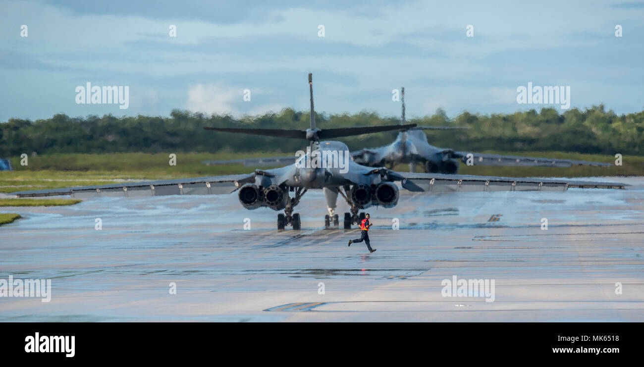 B-1B Lancer ist ein schwerer Überschallbomber mit variabler Geometrie, der von Rockwell International produziert wurde und mit vier General Electric F101-GE-102 Turboventilatoren ausgestattet ist. Das Archivbild dokumentiert mehrere B-1B-Flugzeuge der United States Air Force der 37th Expeditionary Bomb Squadron, die am 16. November 2017 im Rahmen von Continuous Bomber Presence-Operationen auf der Andersen Air Force Base in Guam unterwegs waren. Stockfoto