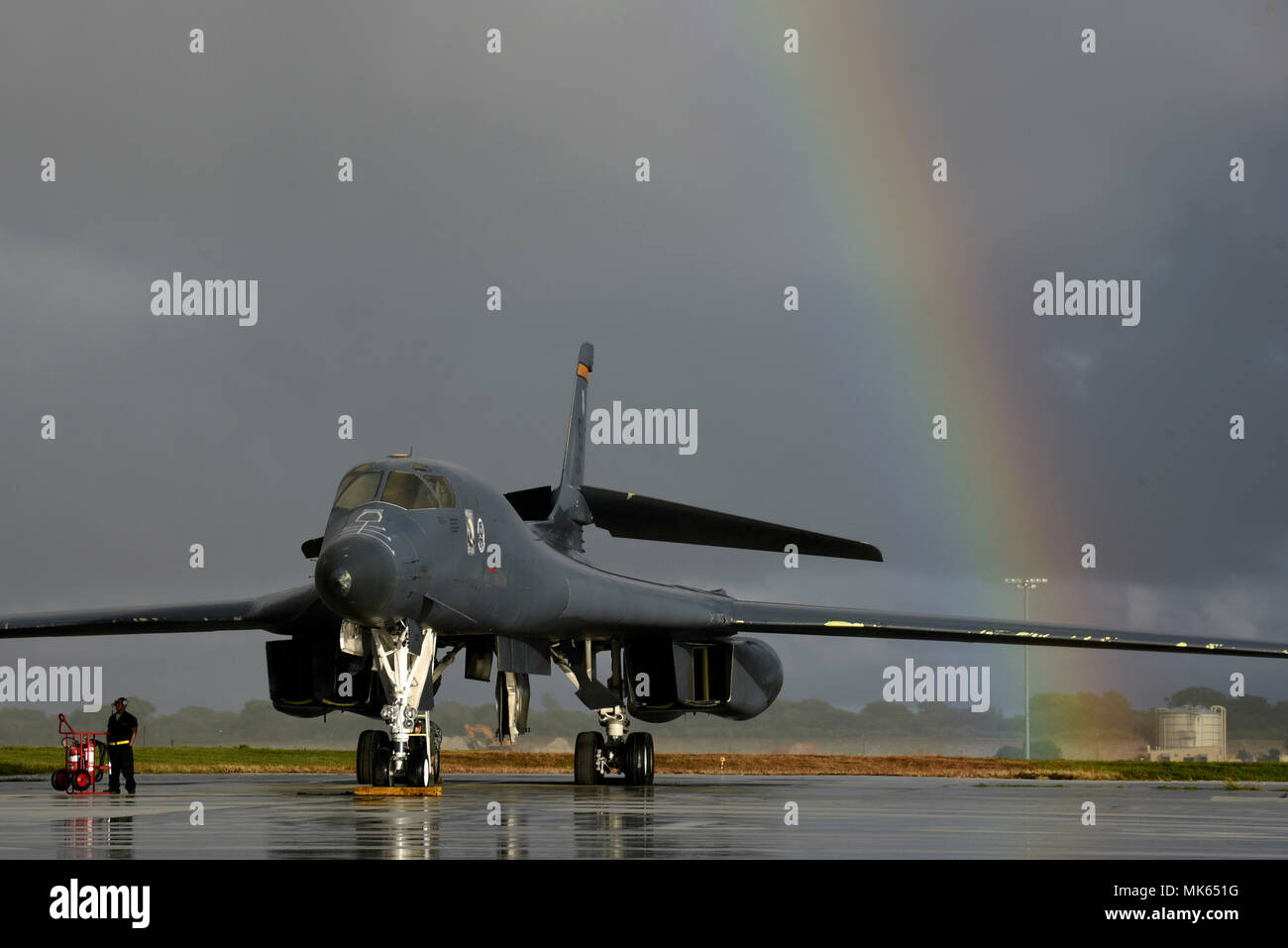B-1B Lancer ist ein schwerer Überschallbomber mit variabler Geometrie, der von vier General Electric F101-GE-102 Turbofan-Motoren angetrieben wird und von der United States Air Force betrieben wird. Das Archivbild zeichnet eine B-1B der 37th Expeditionary Bomb Squadron auf, die sich am 16. November 2017 im Rahmen der Continuous Bomber Presence Mission auf der Andersen Air Force Base in Guam vorbereitete. Stockfoto