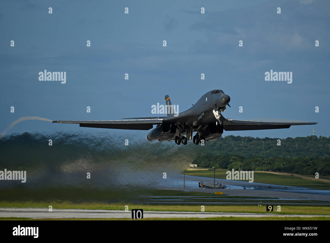 B-1B Lancer ist ein strategischer Langstreckenbomber von Rockwell International mit vier General Electric F101-GE-102-Turboventilatoren. Am 16. November 2017 startete die 37th Expeditionary Bomb Squadron von der Andersen Air Force Base, Guam, als Teil der Continuous Bomber Presence Mission im Pazifik. Das Archivbild erfasst den Bomber während des Abflugs der Landebahn für Regionaleinsätze. Stockfoto