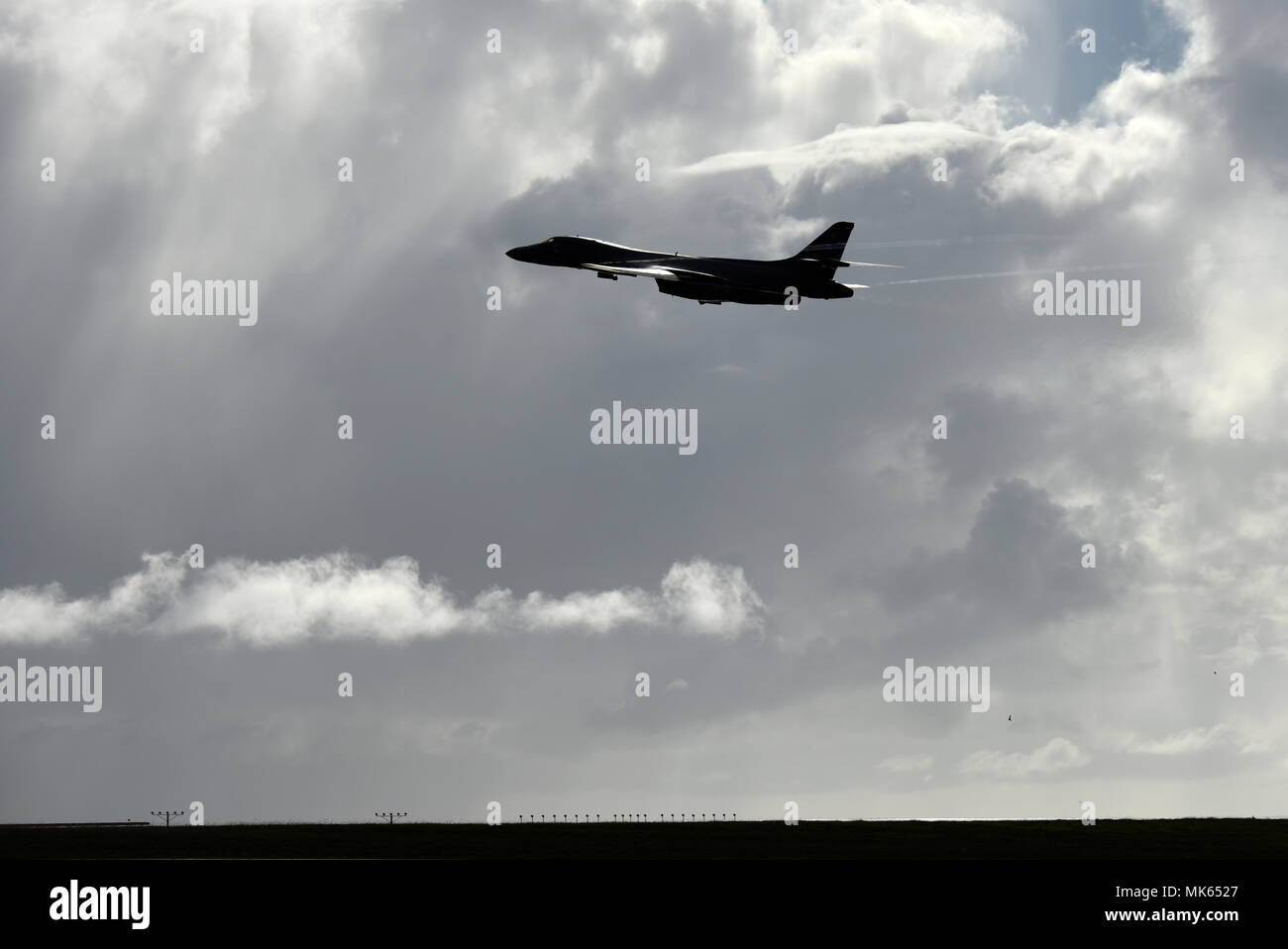 B-1B Lancer ist ein schwerer Überschallbomber von Rockwell International, der von vier General Electric F101-GE-102 Turbofan-Motoren angetrieben wird. Am 16. November 2017 verließ ein Bomber der 37th Expeditionary Bomb Squadron die Andersen Air Force Base, Guam, als Teil der Continuous Bomber Presence Operationen im Pazifik. Das Archivbild zeichnet das Flugzeug auf, das während des Einsatzes von der Landebahn abhebt. Stockfoto