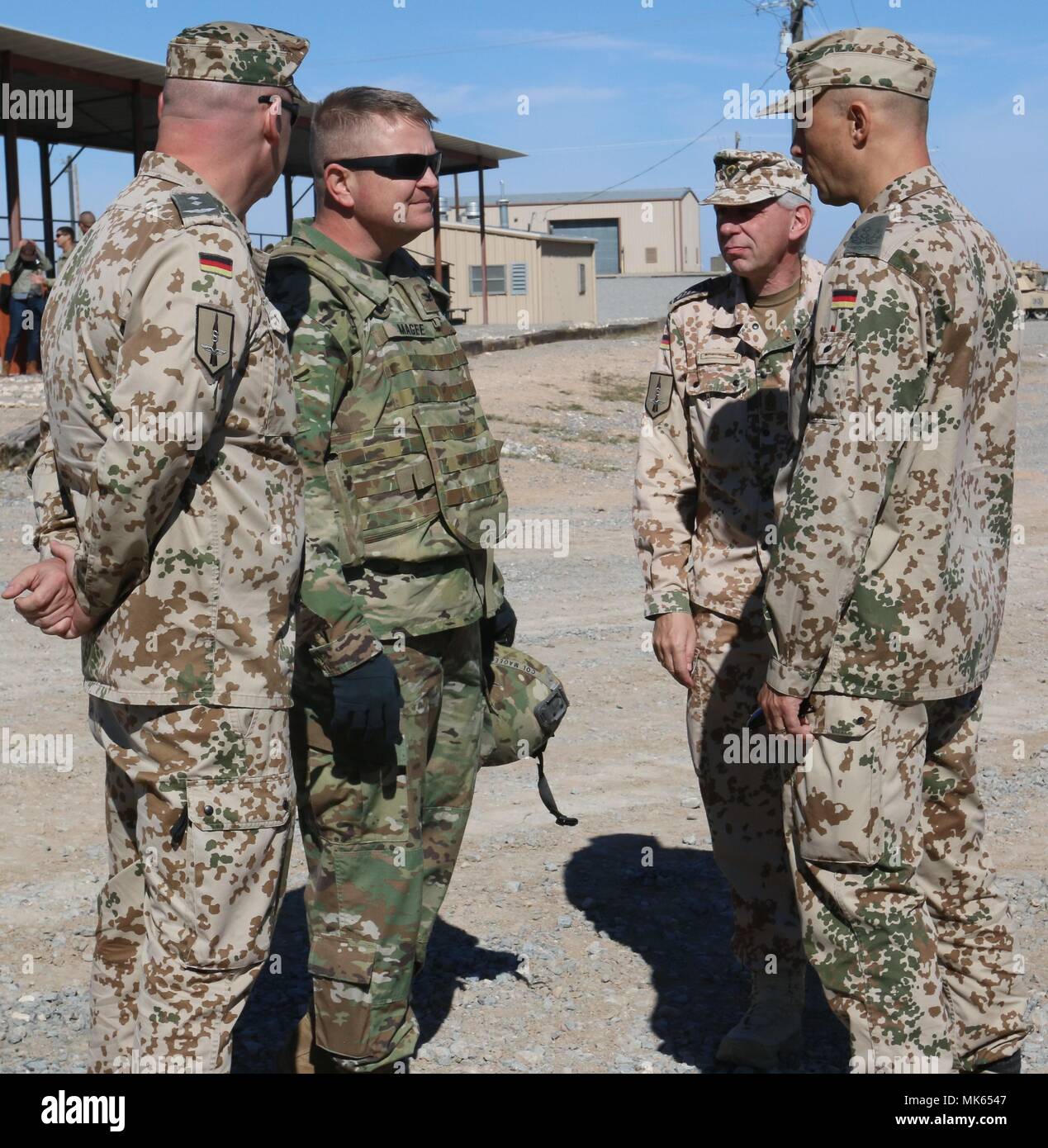 Oberst Robert E. Lee Magee, Commander, 3. gepanzerte Brigade Combat Team, und Oberstleutnant Henri Neubert, Commander, Deutsche Luftwaffe Luftverteidigung Center, Fort Bliss, Texas, die M1A2 Abrams Tank bei Oro Grande Range, New Mexico, November 15 diskutieren. Magee eingeladen Neubert zu 3D ABCT's Möglichkeiten Erfahrungen und 1 Battalion, 77th Armored Regiment der M1A2 Abrams Panzer live Fire Training. (U.S. Armee Foto: Staff Sgt. Felicia Jagdatt) Stockfoto