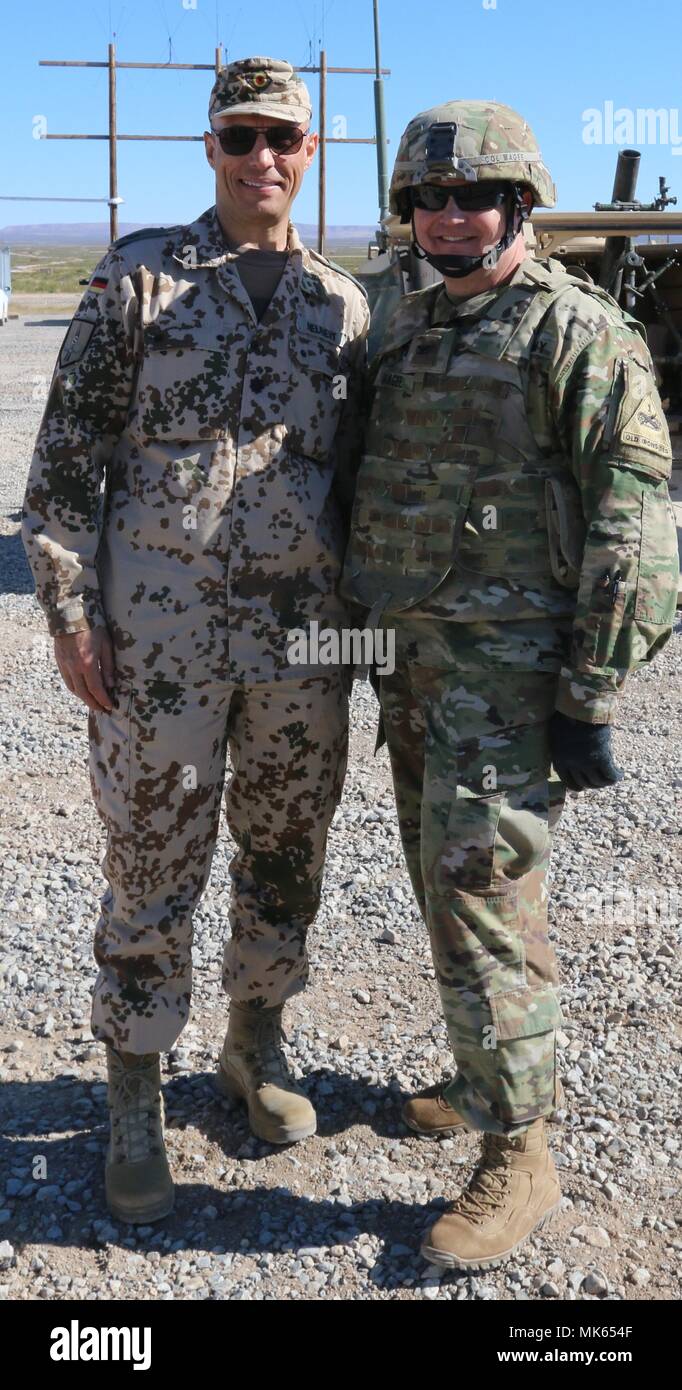 Oberst Robert E. Lee Magee, Commander, 3. gepanzerte Brigade Combat Team, und Oberstleutnant Henri Neubert, Commander, German Air Force Defense Center, Fort Bliss, Texas, stellen bei Oro Grande Range, New Mexico, November 15. Magee eingeladen Neubert zu 3D ABCT's Möglichkeiten Erfahrungen und 1 Battalion, 77th Armored Regiment der M1A2 Abrams Panzer live Fire Training. (U.S. Armee Foto: Staff Sgt. Felicia Jagdatt) Stockfoto