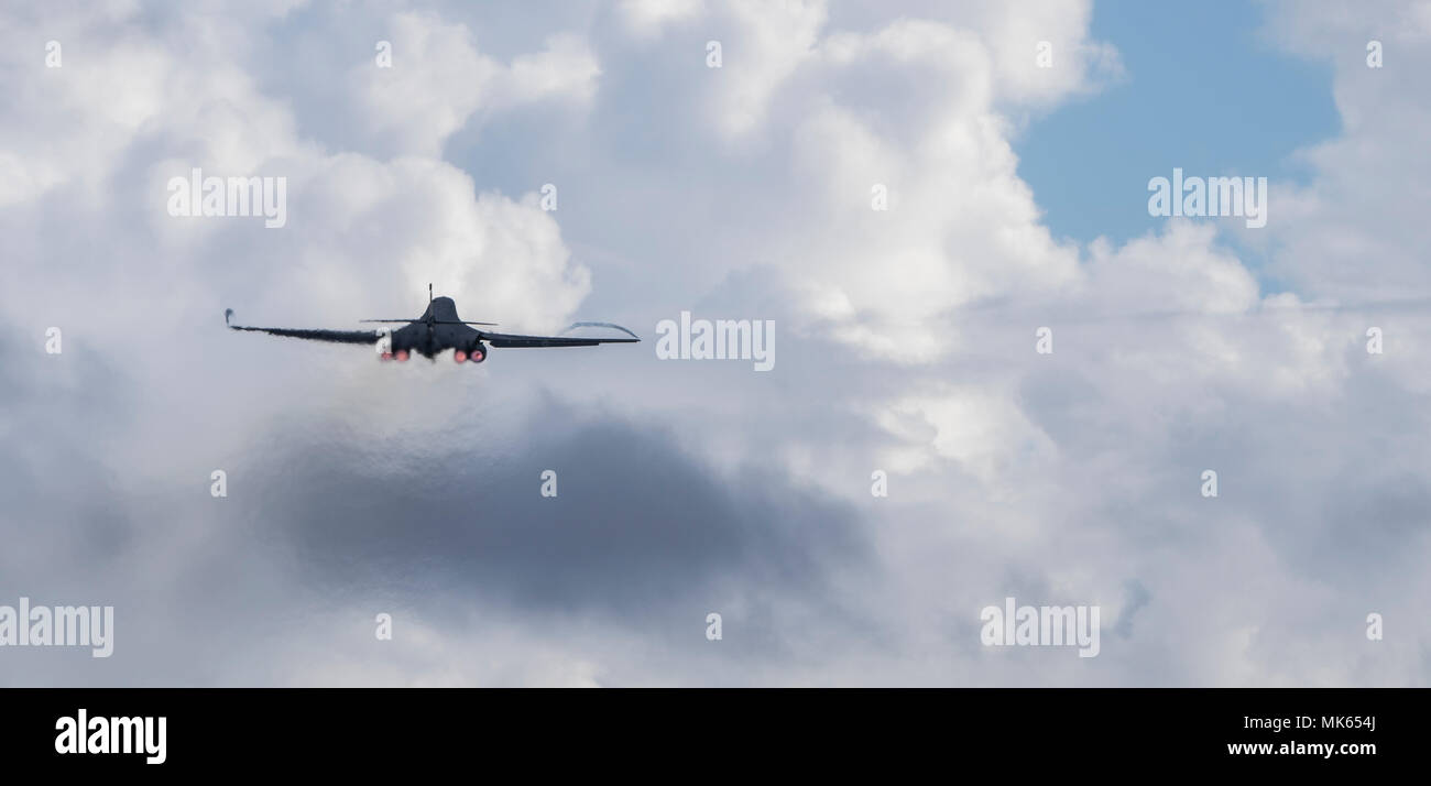 B-1B Lancer ist ein Überschallbomber der United States Air Force, der von Rockwell International gebaut wurde, mit Flügeln mit variabler Geometrie und vier General Electric F101-GE-102-Turboventilatoren. Das Archivbild zeigt ein 37th Expeditionary Bomb Squadron Flugzeug, das am 16. November 2017 im Rahmen von Continuous Bomber Presence Operationen im pazifischen Theater von Andersen Air Force Base, Guam, verließ. Stockfoto
