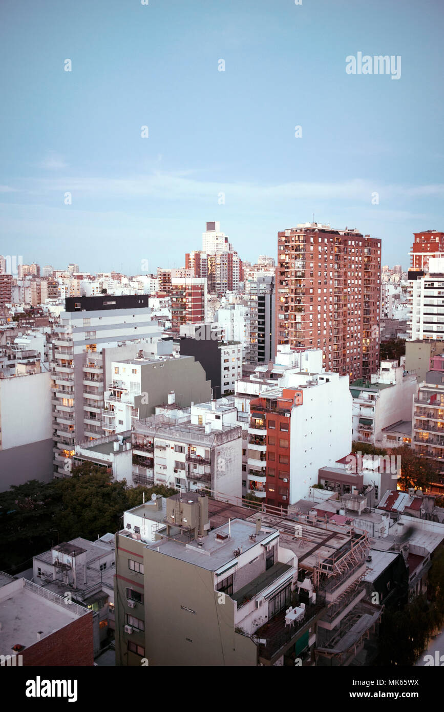 Einen malerischen Ausblick auf die Hauptstadt vom 18. Stock eines Wohnhauses in Palermo. Buenos Aires, Argentinien. Apr 2018 Stockfoto