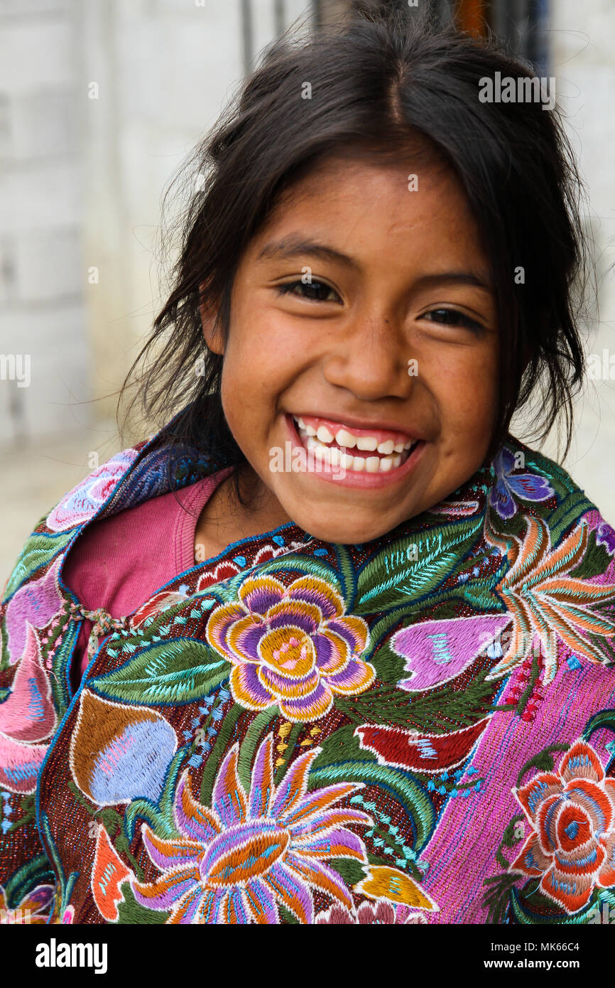 Zinacantan, Mexiko - November 8, 2013: Ein junger indigenen Tzotzil Maya Mädchen lächelnd vor ihrem Haus in einem ländlichen Dorf in der Nähe von San Cristobal de la Casas Stockfoto