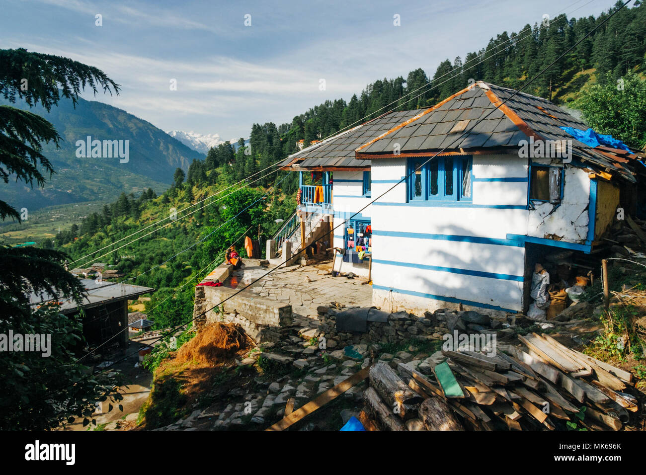 Nagar, Himachal Pradesh, Indien: Traditionelle Himachali Haus in der historischen Stadt Naggar im Kullu Tal. Stockfoto
