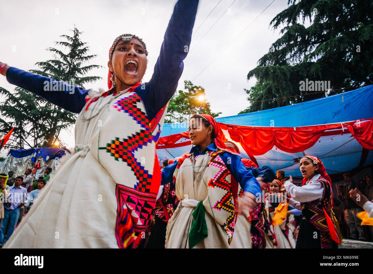 Nagar, Himachal Pradesh, Indien: Während der naggar Mela festival Himachali Frauen tanzen zu Ehren der lokale Gottheit Tripura Sundari außerhalb ihrer Tempel Stockfoto