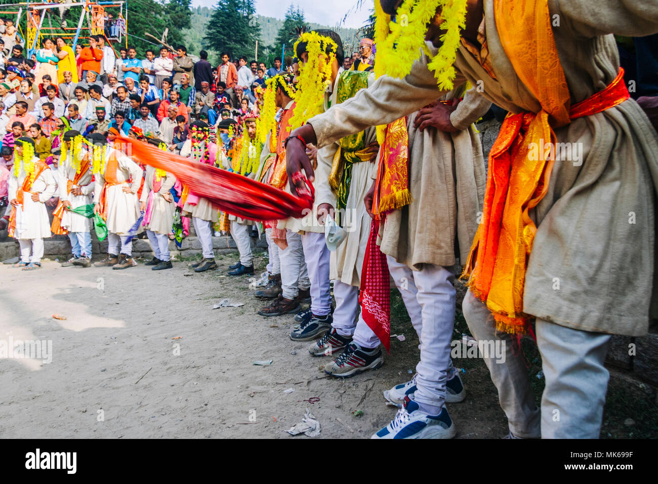 Nagar, Himachal Pradesh, Indien: Während der naggar Mela festival Rajput Tänzer mit Taschentüchern in der Hand Tanz zu Ehren der lokale Gottheit T Stockfoto
